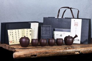 《玲瓏唐羽套組》宜興紫砂壺民間藝人手工刻繪茶壺茶具紫泥唐羽 《玲瓏唐羽套組》宜興紫砂壺民間藝人手工刻繪茶壺茶具紫泥唐羽