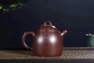 《秦權(quán)》紫朱泥純手工民間藝人宜興紫砂壺茶具秦權(quán)茶壺 《秦權(quán)》紫朱泥純手工民間藝人宜興紫砂壺茶具秦權(quán)茶壺