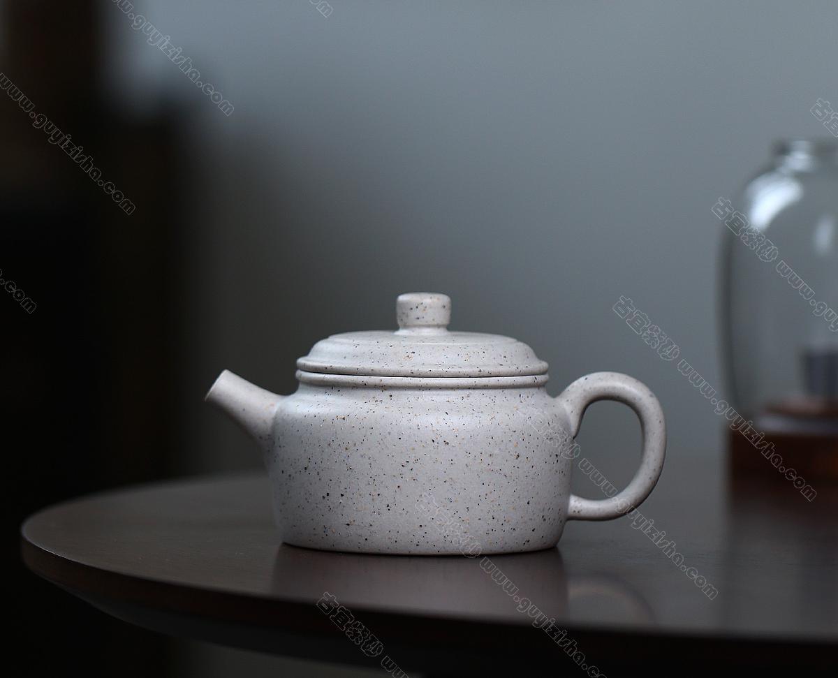 碧螺壺中香撲面，綠茶盞內(nèi)味如春。<br>